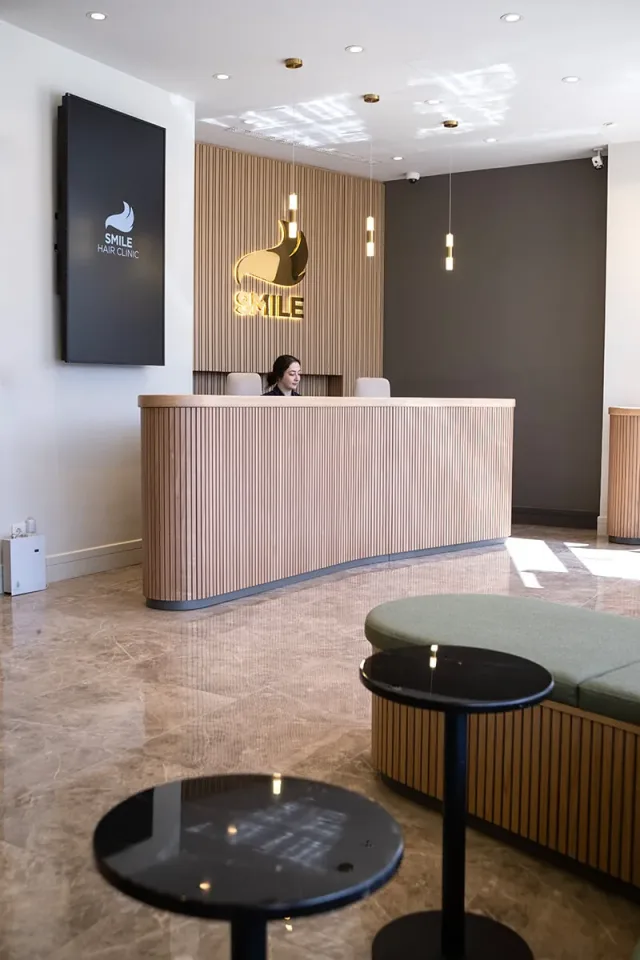 Loungebereich der Smile Hair Clinic