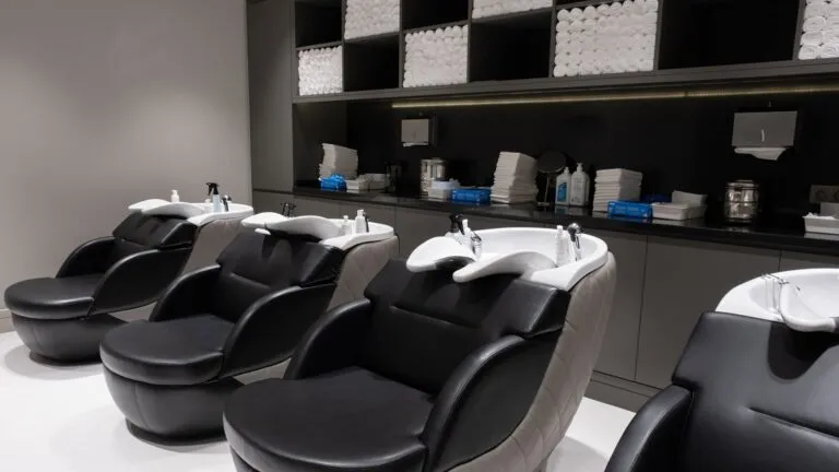 Waschraum der Smile Hair Clinic